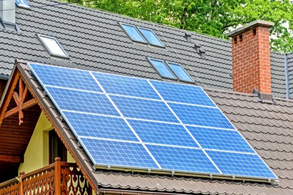 Cum pot românii să obțină bani de la autorităţi pentru panouri solare. Anunțul ministrului Mediului, Tanczos Barna