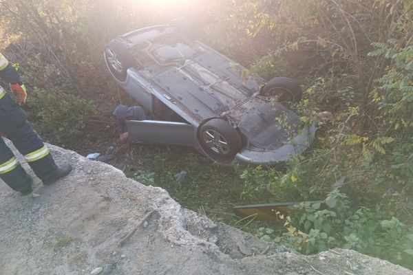 Dâmboviţa. Maşină răsturnată în urma unui accident rutier produs în apropiere de Târgovişte. Trei persoane, între care un copil, rănite 