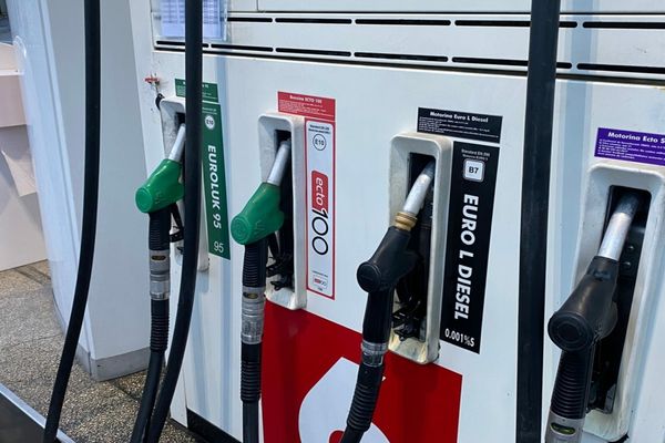 Guvernul va renunţa la compensarea de 50 de bani la carburanţi, de la 1 ianuarie 2023