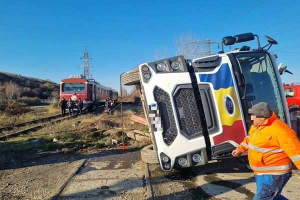 Accident feroviar, în Dâmbovița! Mașină de gunoi, lovită de un tren de călători. Șoferul autocamionului a fost transportat la spital