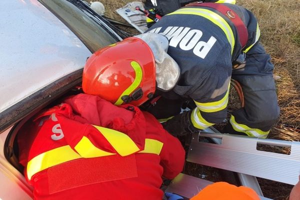 Dâmbovița. Un adolescent de 19 ani a rămas încarcerat după ce s-a oprit cu mașina în porțile unei gospodării