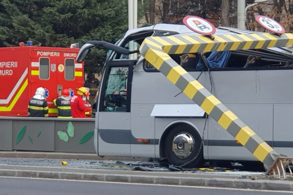 Accident grav la intrarea în pasajul Unirii din București! Un autocar în care se aflau 48 de turiști greci a intrat într-un limitator de înălțime. O persoană a decedat şi o alta este în stare gravă