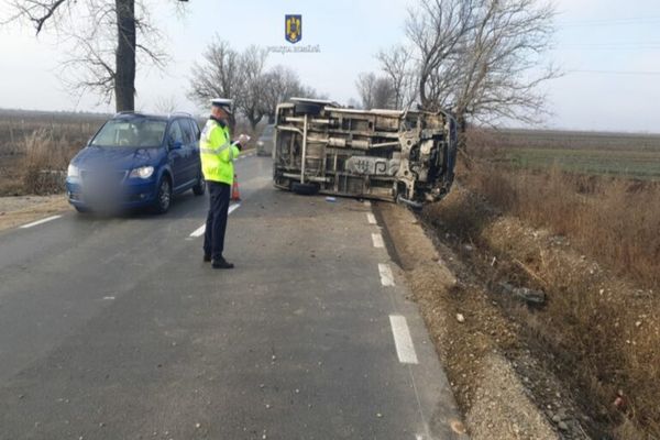 O mașină s-a răsturnat în Dâmboviţa. O persoană a fost rănită