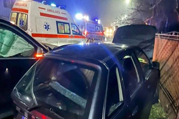 Dâmboviţa. O persoană a fost rănită după ce un autoturism a intrat într-o mașină parcată