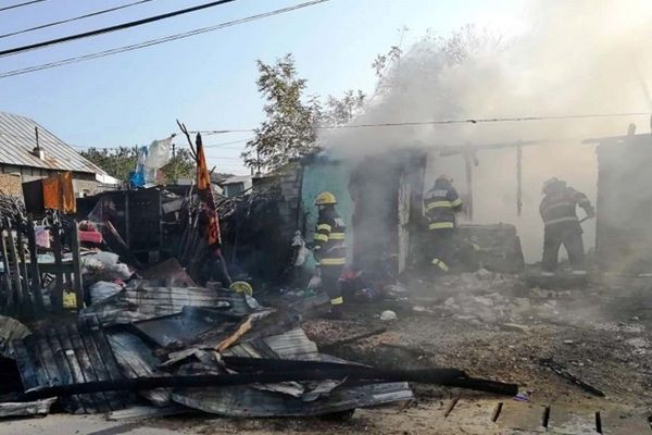 Dâmboviţa. Casă mistuită de flăcări la Brăneşti