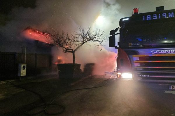 Incendiu violent seara trecută, în Târgovişte. O casă a fost cuprinsă de flăcări