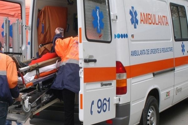 Dâmboviţa. Pieton transportat de urgență la spital, după ce a fost lovit de un autovehicul