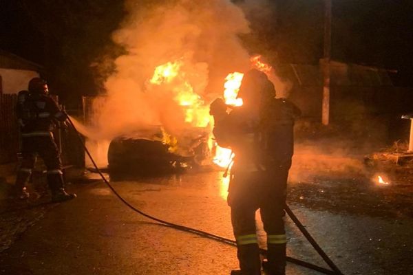 Dâmbovița. O mașină aflată în curtea unei gospodării a ars că o torță