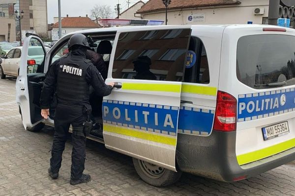 Percheziții domiciliare ale poliţiştilor dâmboviţeni în judeţul Argeş, la persoane bănuite de furt. Trei persoane duse la audieri