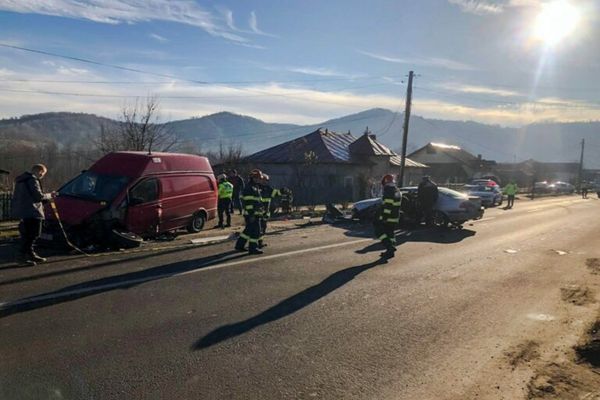 Dâmboviţa. Accident grav la Pucioasa! Mai multe persoane au ajuns la spital, printre care și un copil de 16 ani