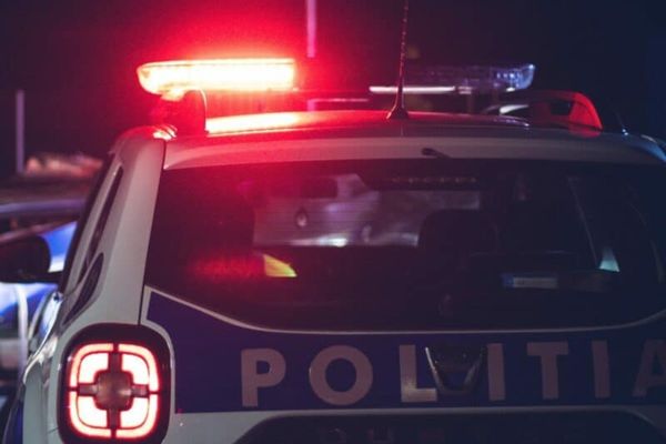 Două persoane au fost transportate  la spital după ce au fost lovite de un autoturism, în Târgovişte