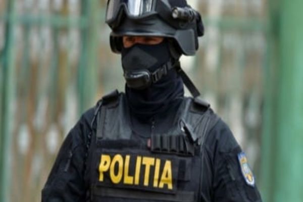 Percheziţii ale poliţiştilor din Moreni. Cinci persoane, conduse la audieri 