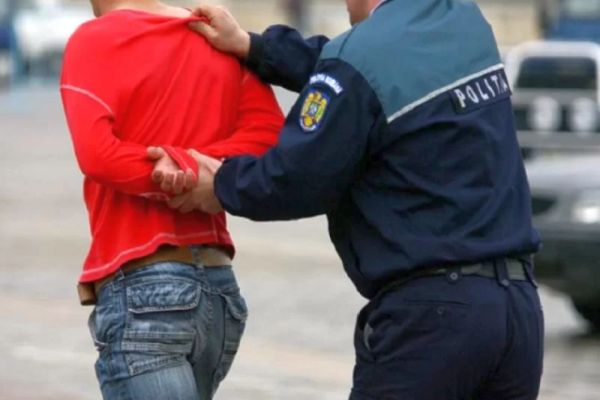 Dâmboviţa. Tânăr reţinut pentru act sexual cu un minor