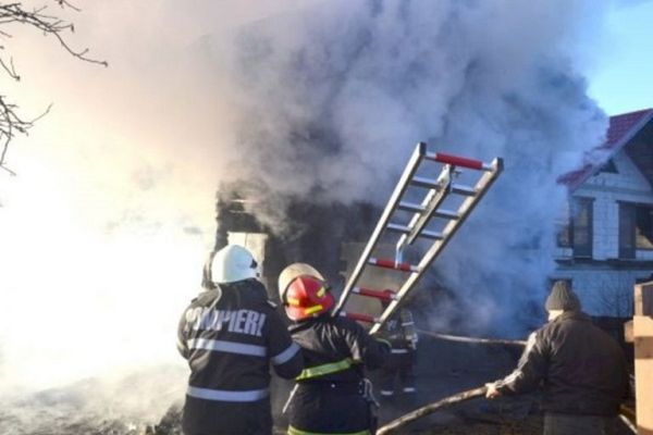 O familie din Dâmboviţa a rămas fără casă în plină iarnă! Un incendiu puternic le-a distrus casa