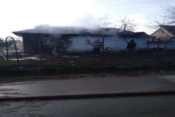 Tragedie într-o localitate din Dâmbovița: Un bebeluş a fost găsit decedat într-o locuință cuprinsă de flăcări