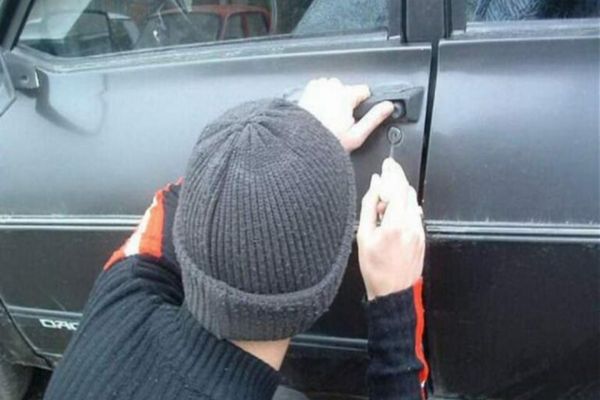 Doi minori au furat bani dintr-o mașină parcată în fața bisericii