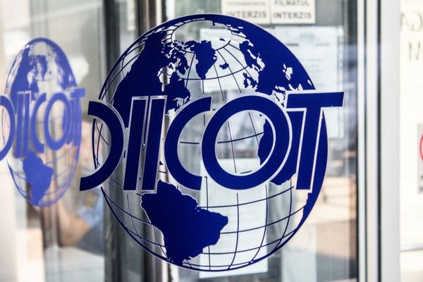 DIICOT Dâmboviţa. 38 de inculpaţi trimişi în judecată pentru camătă, proxenetism, şantaj şi trafic de persoane
