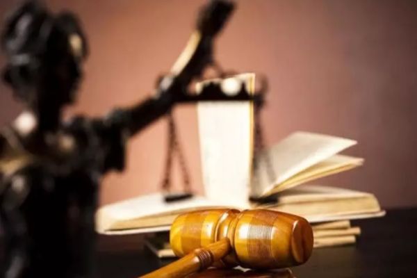 Un fost şef de la Paşapoarte Dâmboviţa şi traficanţi de migranţi scapă de condamnări în urma unor decizii ale CCR  