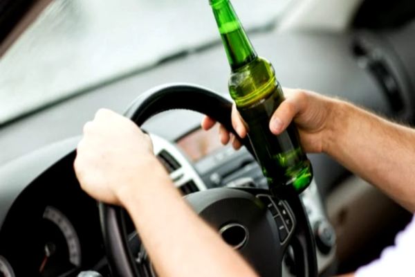 Adolescentul care a intrat cu mașina în porțile unei case din Lungulețu era beat criță
