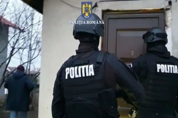 Percheziţii la Dâmboviţa la persoane bănuite de furt din locuinţe
