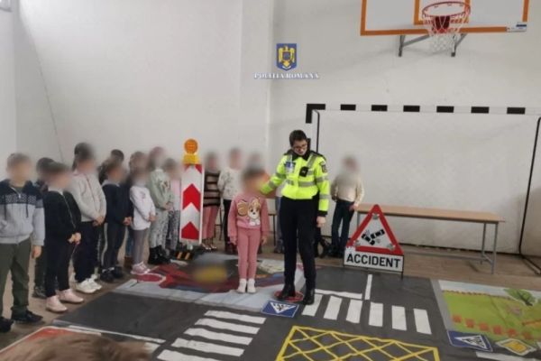 Elevii dâmbovițeni și polițiștii rutieri, la ora de Educației Rutieră 