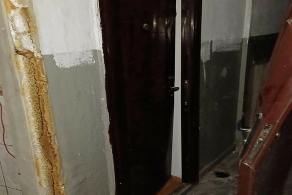 Deflagraţie puternică într-un bloc din Târgoviște! Mai multe garsoniere au fost afectate, o persoană a fost transportată la spital