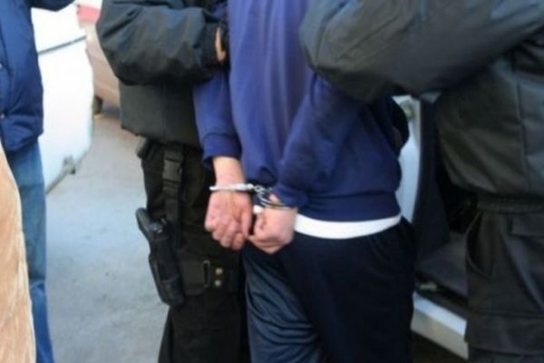 Tineri din Dâmbovița, reținuți după ce au furat mai multe bunuri dintr-o casă
