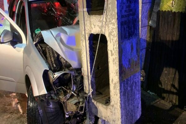 Dâmbovița: Două persoane rănite uşor după ce s-au oprit cu mașina într-un stâlp de electricitate