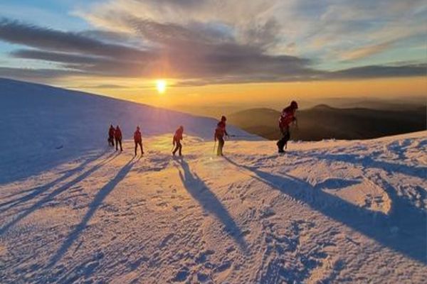 Doi turiști, surprinși de viscolul puternic în masivul Leaota