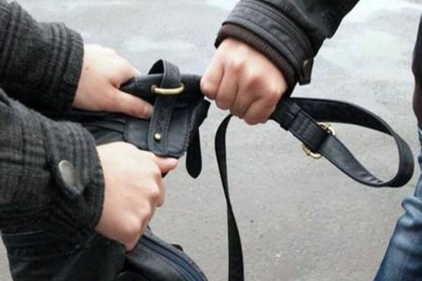 Dâmboviţa. Bărbat reţinut de poliţişti după ce a tâlhărit prin violență o femeie de 48 de ani