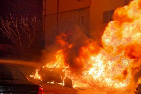 Un autoturism a ars într-o parcare din Târgoviște! Alte două mașini și două balcoane ale unui bloc au fost afectate