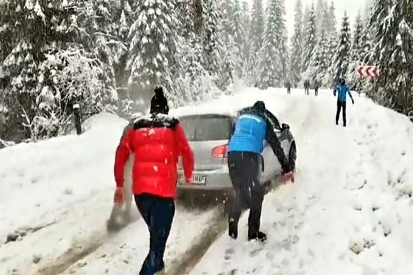 Dâmboviţa. Aproximativ 100 de turiști, blocați cu mașinile pe drumurile din Bucegi, sprijiniţi de jandarmii montani 