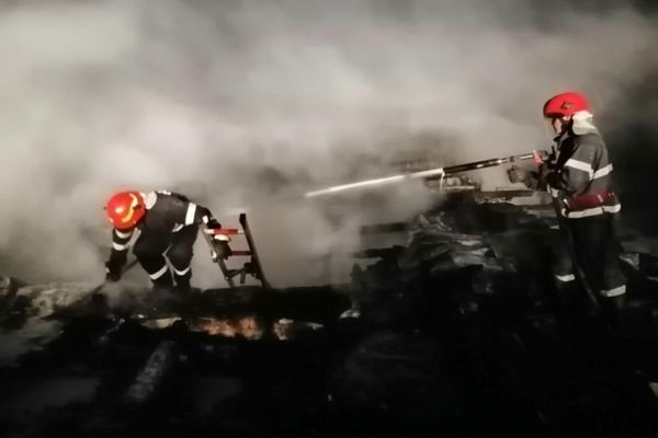 Incendiu la o anexă gospodărească, la Fieni! S-a acționat cu 3 autospeciale de stingere