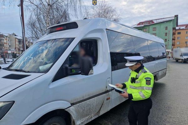 Acţiune a poliţiştilor rutieri dâmboviţeni pe linia transportului de persoane