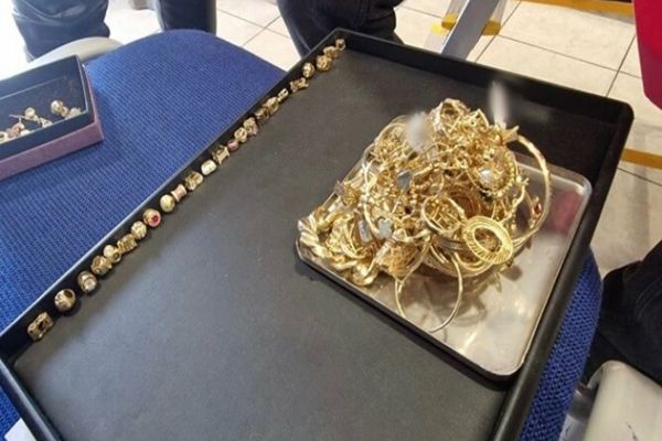 Dâmboviţa. Aproape 5 kilograme de bijuterii din aur și argint, nemarcate, confiscate dintr-un magazin