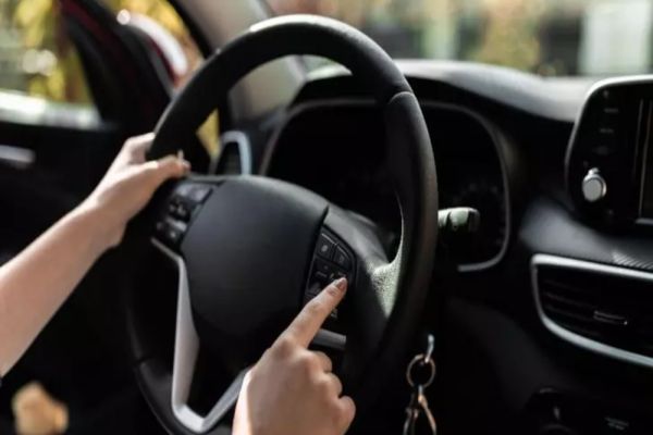 Femeie din Dâmbovița, depistată fără permis la volanul unei mașini