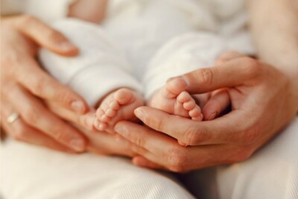 A început distribuirea voucherelor din programul pentru creşterea natalităţii. 350 de dosare au fost aprobate în prima etapă