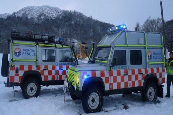 Mașinile Salvamont vor putea utiliza girofarul. Legea, promulgată de președintele Iohannis