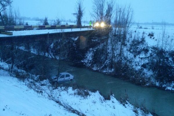 Un șofer a plonjat cu mașina în râul Dâmbovița, după ce a pierdut controlul volanului