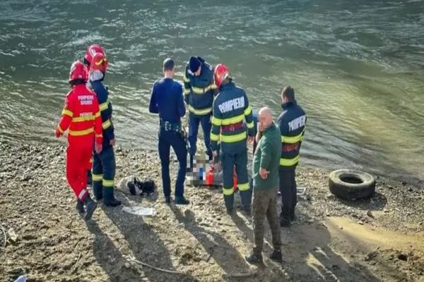 Bărbat căzut în albia râului Dâmbovița de pe o punte pietonală care traversează râul