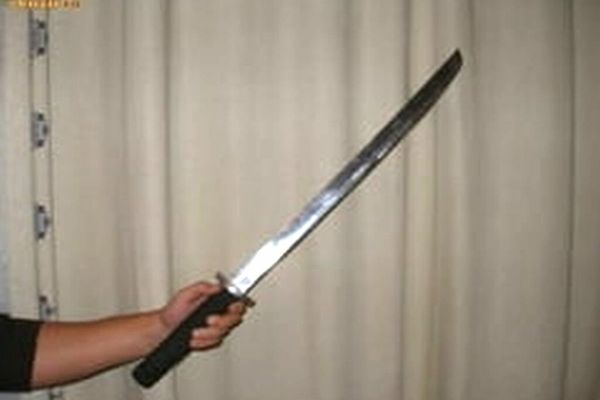  Dâmbovița. Bărbat reținut după ce a amenințat cu sabia o tânără de 27 de ani