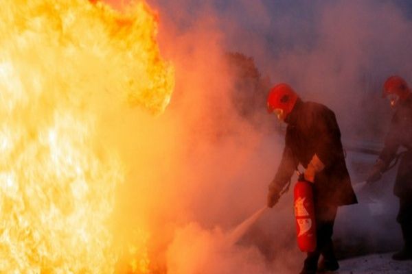 Dâmboviţa. Explozie puternică urmată de un incendiu la o casă din I.L.Caragiale.  Un copil de 13 ani a suferit arsuri grave la nivelul membrelor superioare