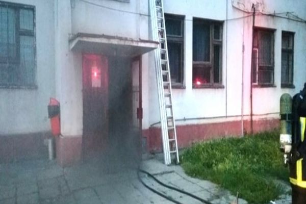 Dâmboviţa. Degajări de fum pe scara unui bloc din Moreni. Pompierii au intervenit cu o autospecială de stingere cu apă şi spumă