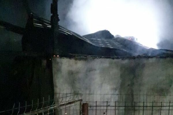 Dâmboviţa. Incendiu violent izbucnit la miezul nopții. Au ars 1,5 tone de furaje și o anexă