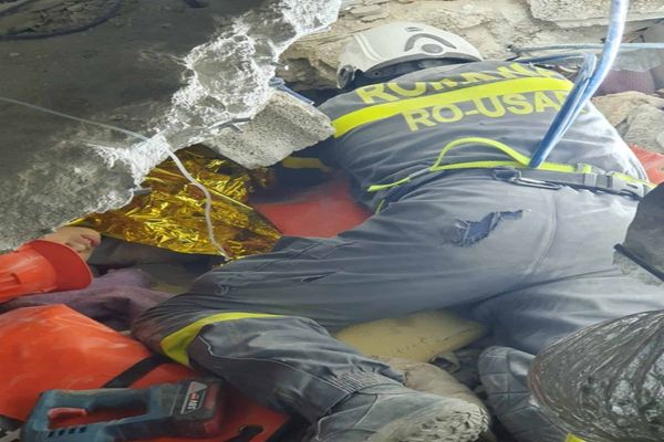 FOTO: Încă o viață salvată de echipa de salvatori români plecați în Turcia. Adolescent de 16 ani, scos de sub dărâmături după 20 de ore 