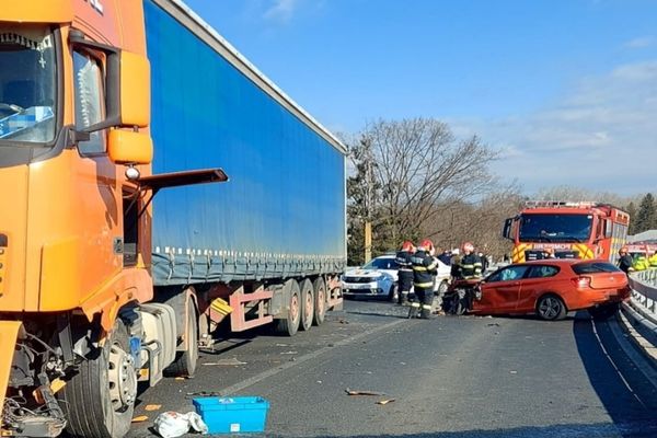 Dâmbovița. Ciocnire violentă între un TIR și un autoturism, în Găeşti ! O persoană a fost rănită