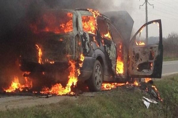 Mașină parcată, cuprinsă de flăcări în Dâmbovița!