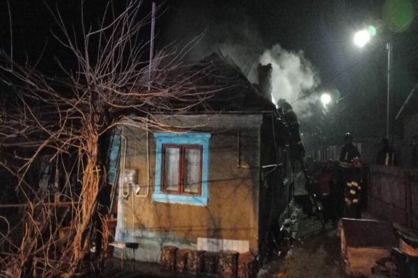 Incendiu puternic la o casă din Dâmbovița! Podul locuinței a fost distrus de flăcări aproape în totalitate