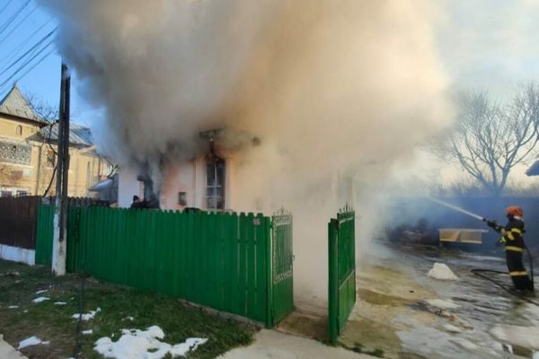 Dâmbovița. Casa distrusă de flăcări, la Şelaru. O persoană a suferit arsuri la nivelul picioarelor