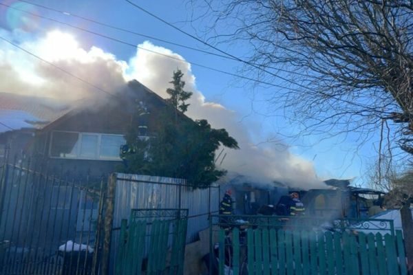 Incendiu violent într-o gospodărie din Dâmbovița! Flăcările s-au extins și la o casă vecină